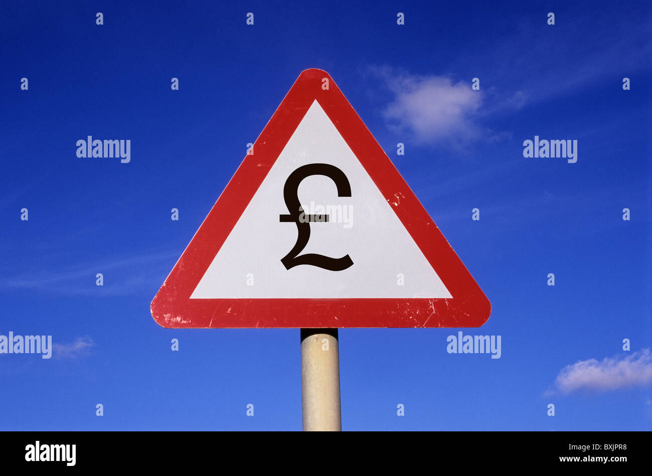 Konzeptbild von uk Sterling Pfund-Symbol auf Roadsign uk Stockfoto