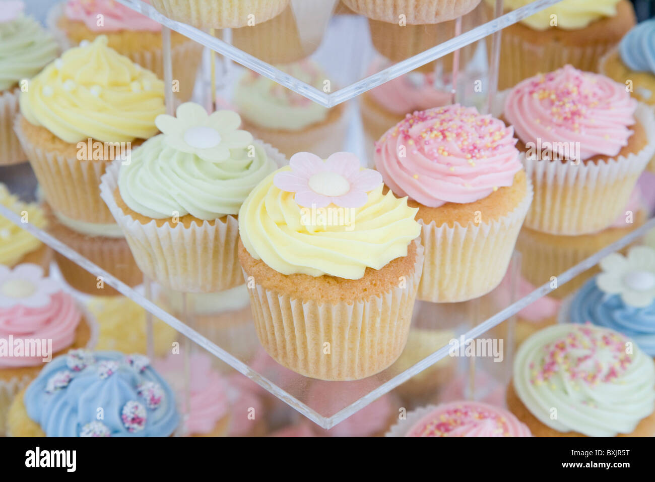 Tasse Kuchen wie eine Hochzeitstorte an einem Hochzeitstag Stockfoto