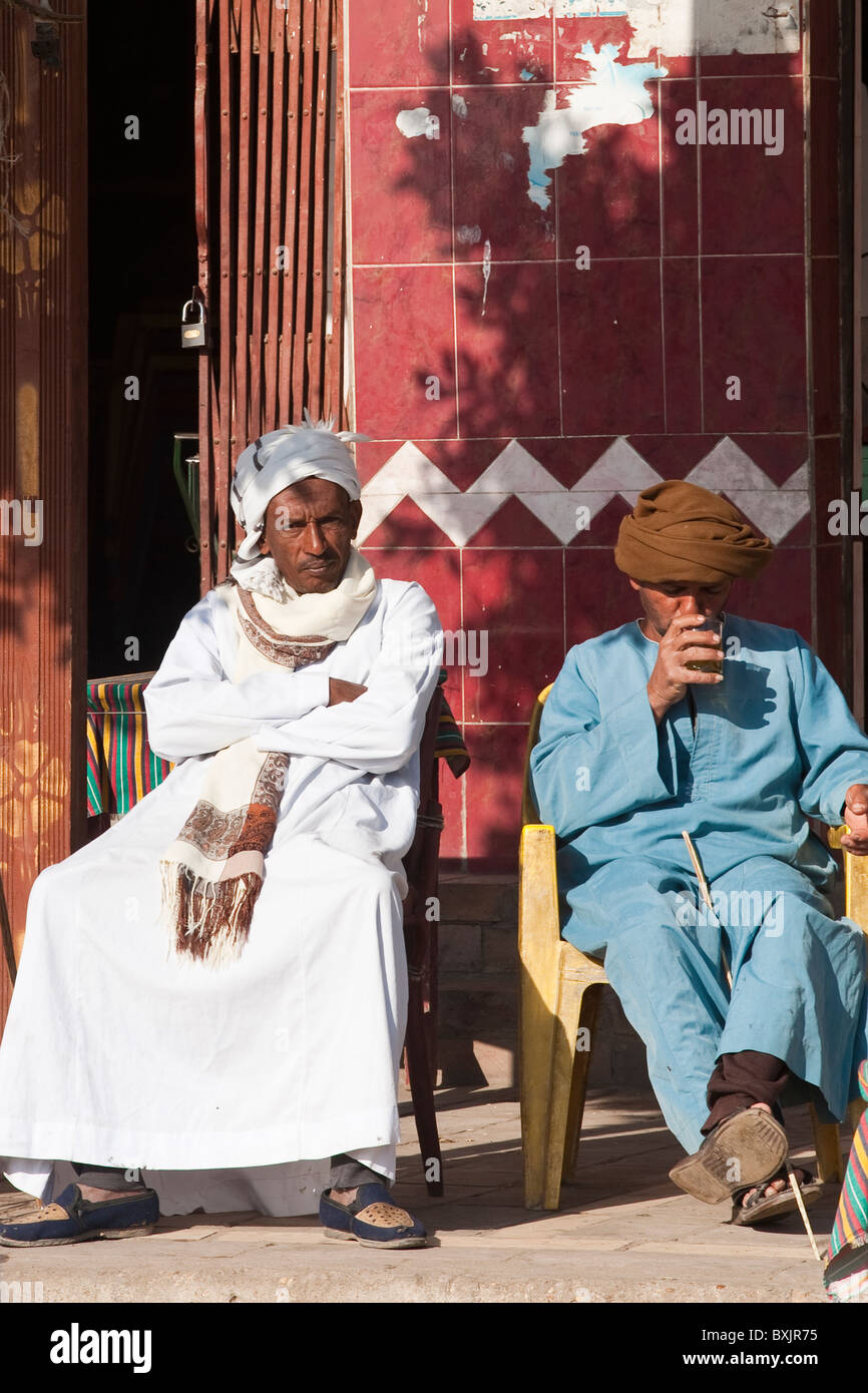 Ägypten, Edfu. Teppichverkäufer in edfu in der Nähe des esna Markts. Stockfoto