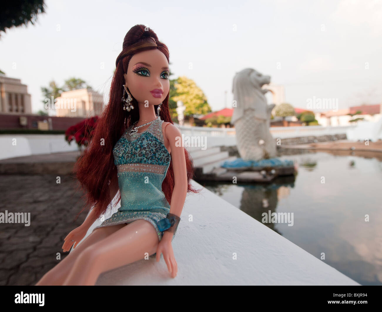 Barbie-Puppe sitzt an der Mini Siam Pattaya, Thailand. Stockfoto