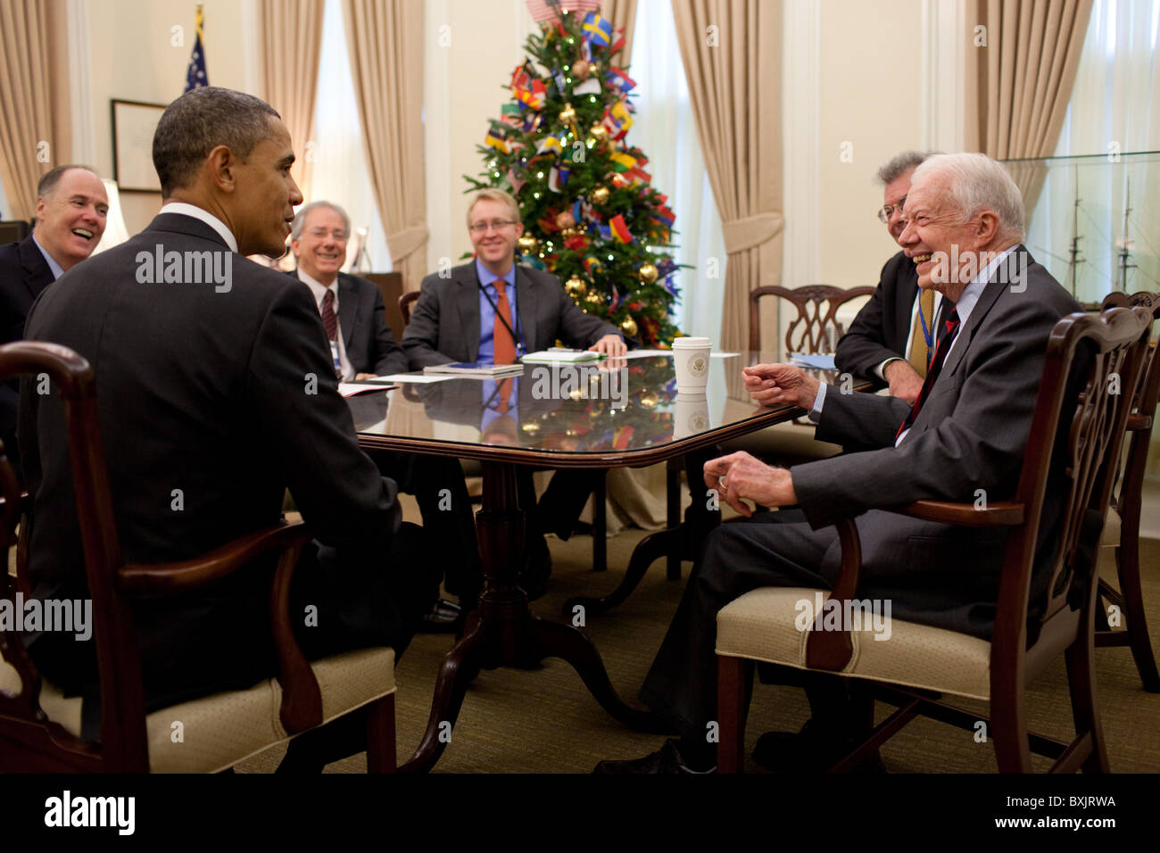 Präsident Barack Obama Gespräche mit ehemaligen Präsidenten Jimmy Carter Stockfoto