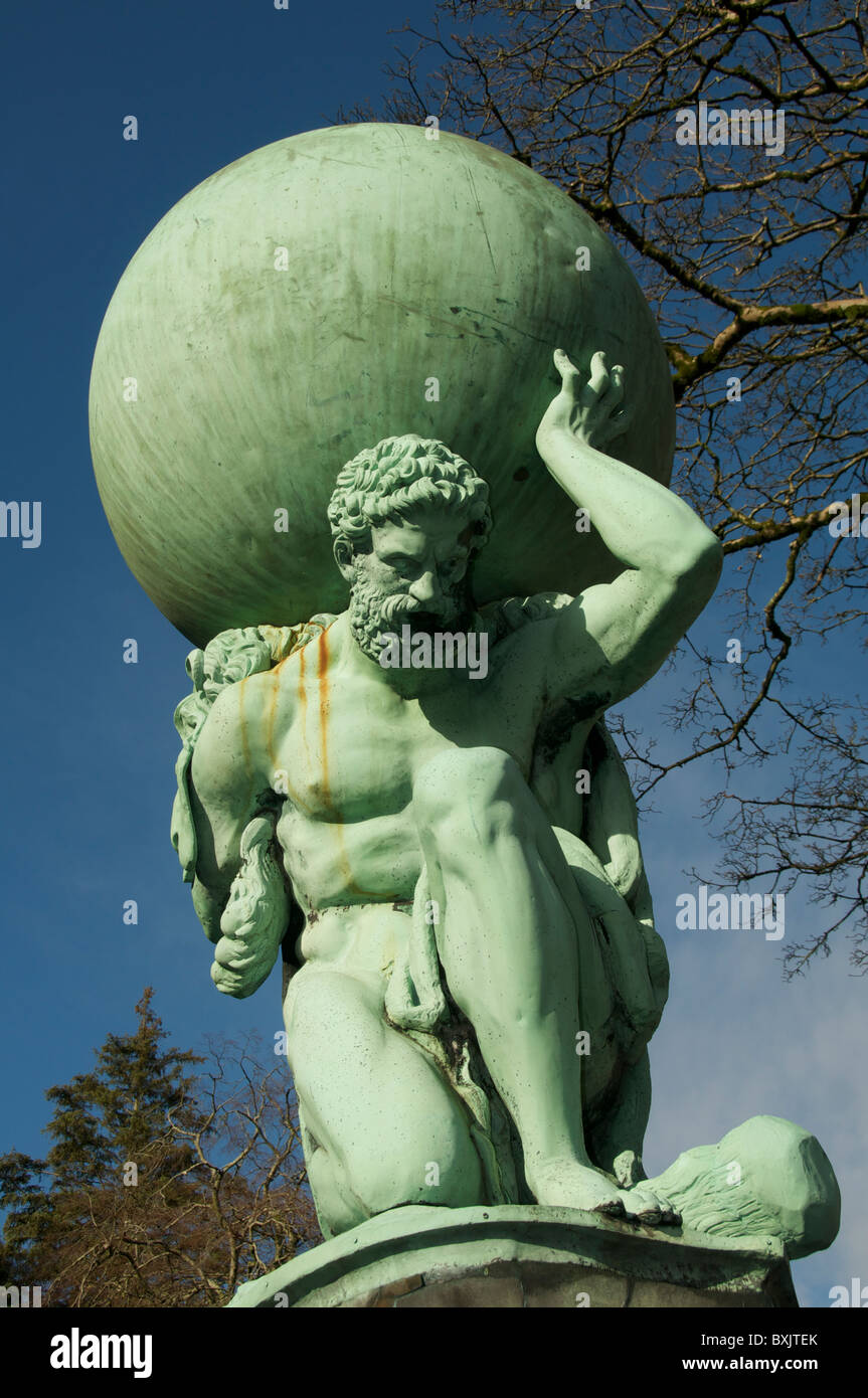 Skulptur des Herkules hält den Globus von Jonah Jones Portmeirion Gwynedd, North Wales, UK Stockfoto