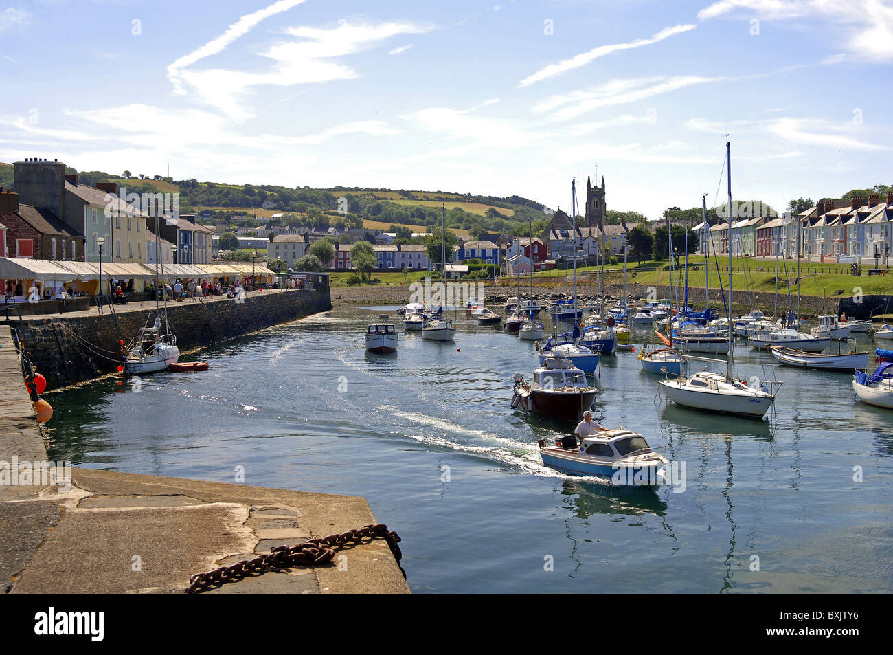 ein Boot verlässt den Hafen in Aberaeron während das Meeresfrüchte-festival Stockfoto