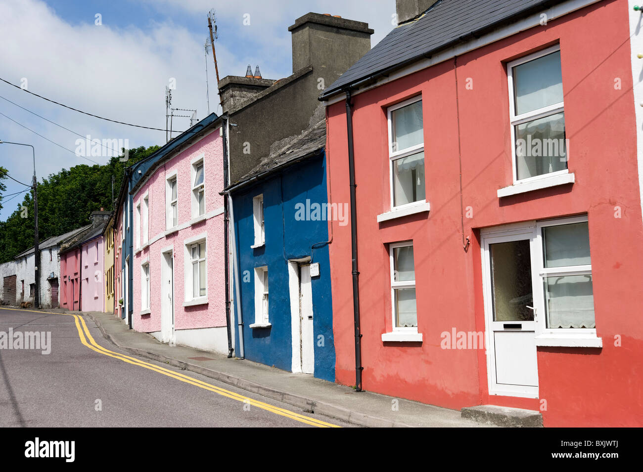 Häuserzeile entlang Stadt im County Cork, Irland Stockfoto