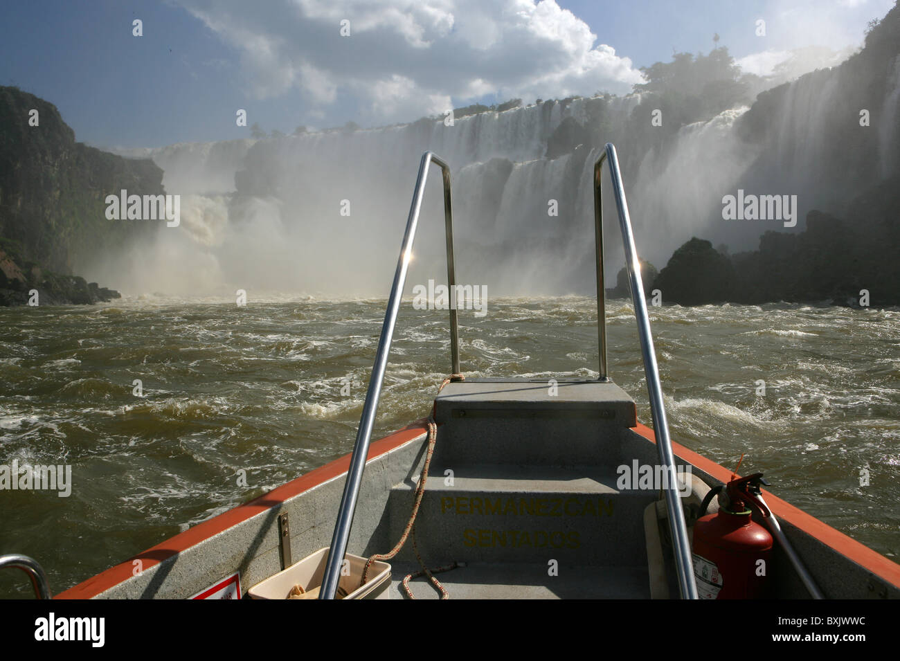 Teil [Iguassu Falls] [Iguazu Wasserfälle] zeigt touristischen Boot und [Rio Iguazu minderwertig] von argentinischen Seite Stockfoto