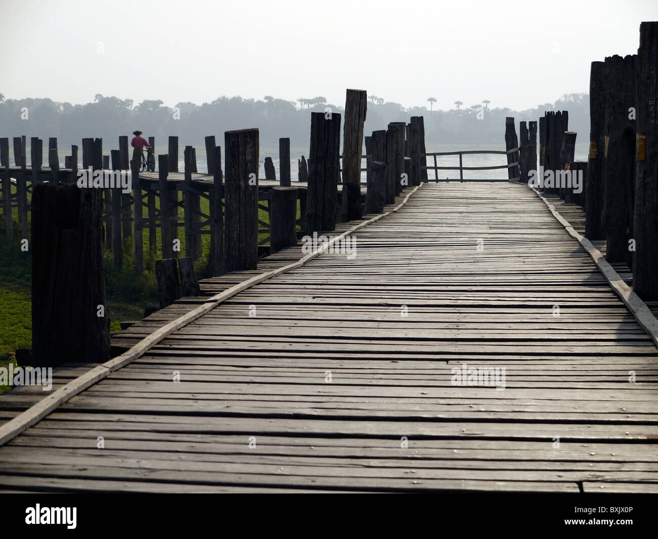 Blick entlang U Bein Brücke, weltweit längste Teakholz Span Fußgängerbrücke über den Taungthaman-See, Amarapura Stockfoto