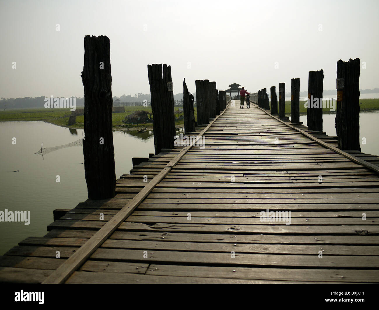 Blick entlang U Bein Brücke, weltweit längste Teakholz Span Fußgängerbrücke über den Taungthaman-See, Amarapura Stockfoto