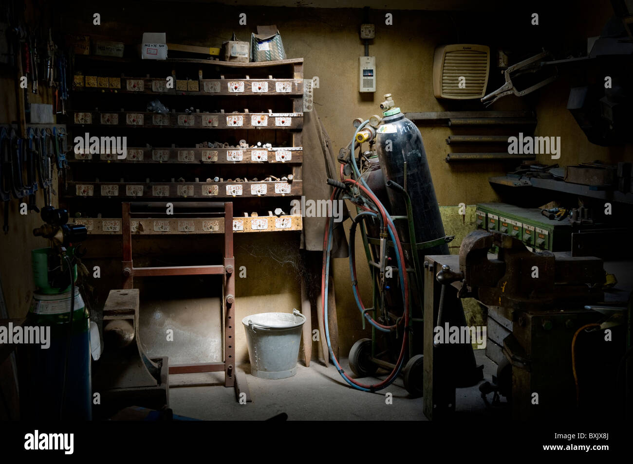 Schweißen Bank in einem Bauernhof workshop Autogen Flaschen, Gasleitungen und Fackel. Stockfoto