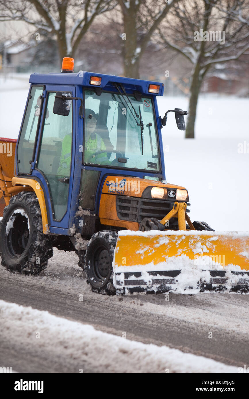 Mini-Pflug auf Hauptstraße Montrose Schottland, Gritting Operationen im Winterschnee. Stockfoto