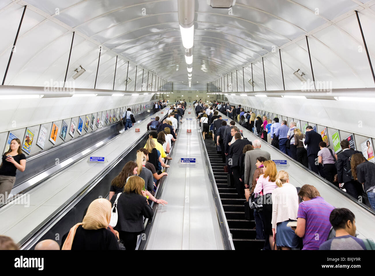 Fahrtreppen der Londoner U-Bahn an der Holborn-Station während der Hauptverkehrszeit, Großbritannien Stockfoto