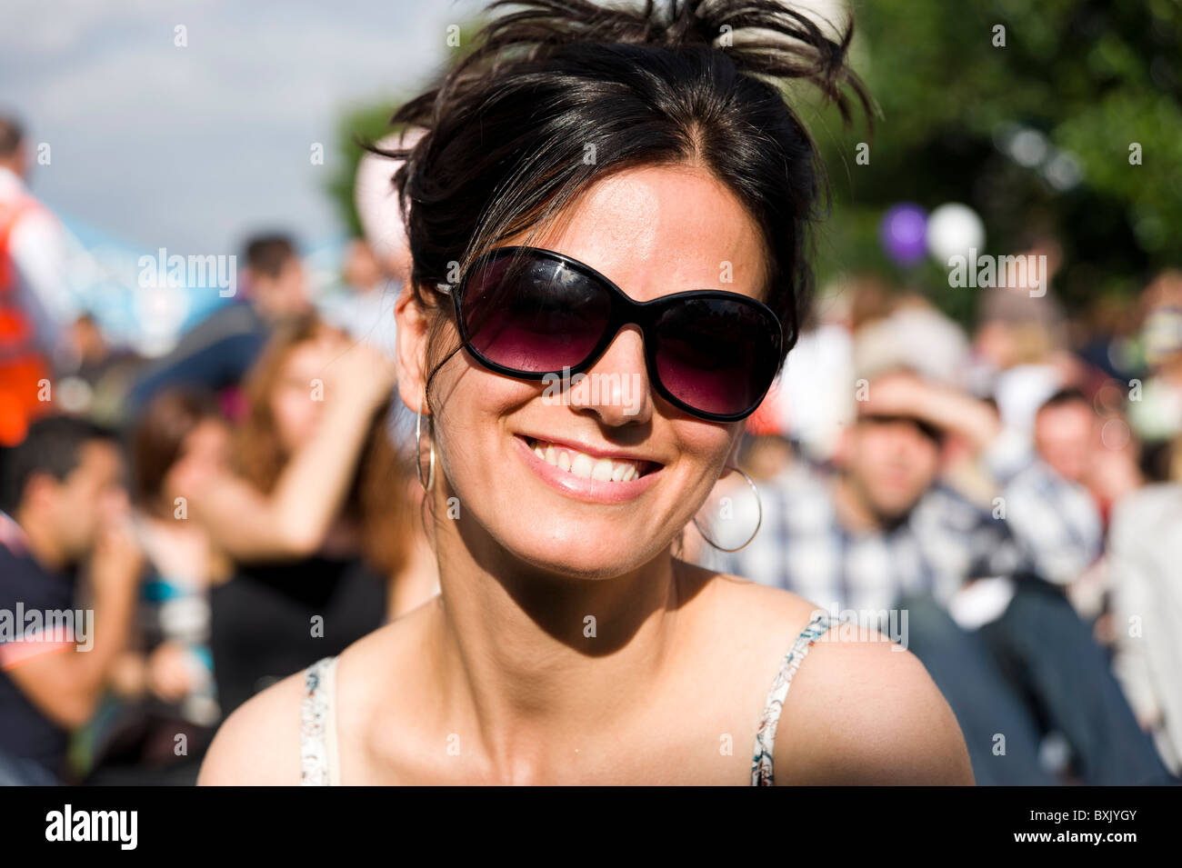 Schöne junge Türkin tragen Sonnenbrillen, London, England, UK Stockfoto