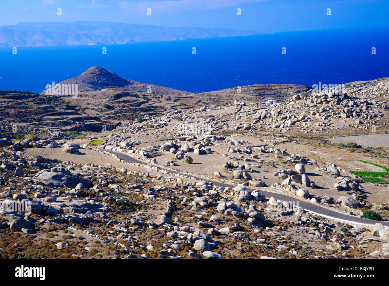 Felsige Küstenlandschaft in der Nähe von Volax, auf den griechischen Kykladen Insel Tinos. Stockfoto