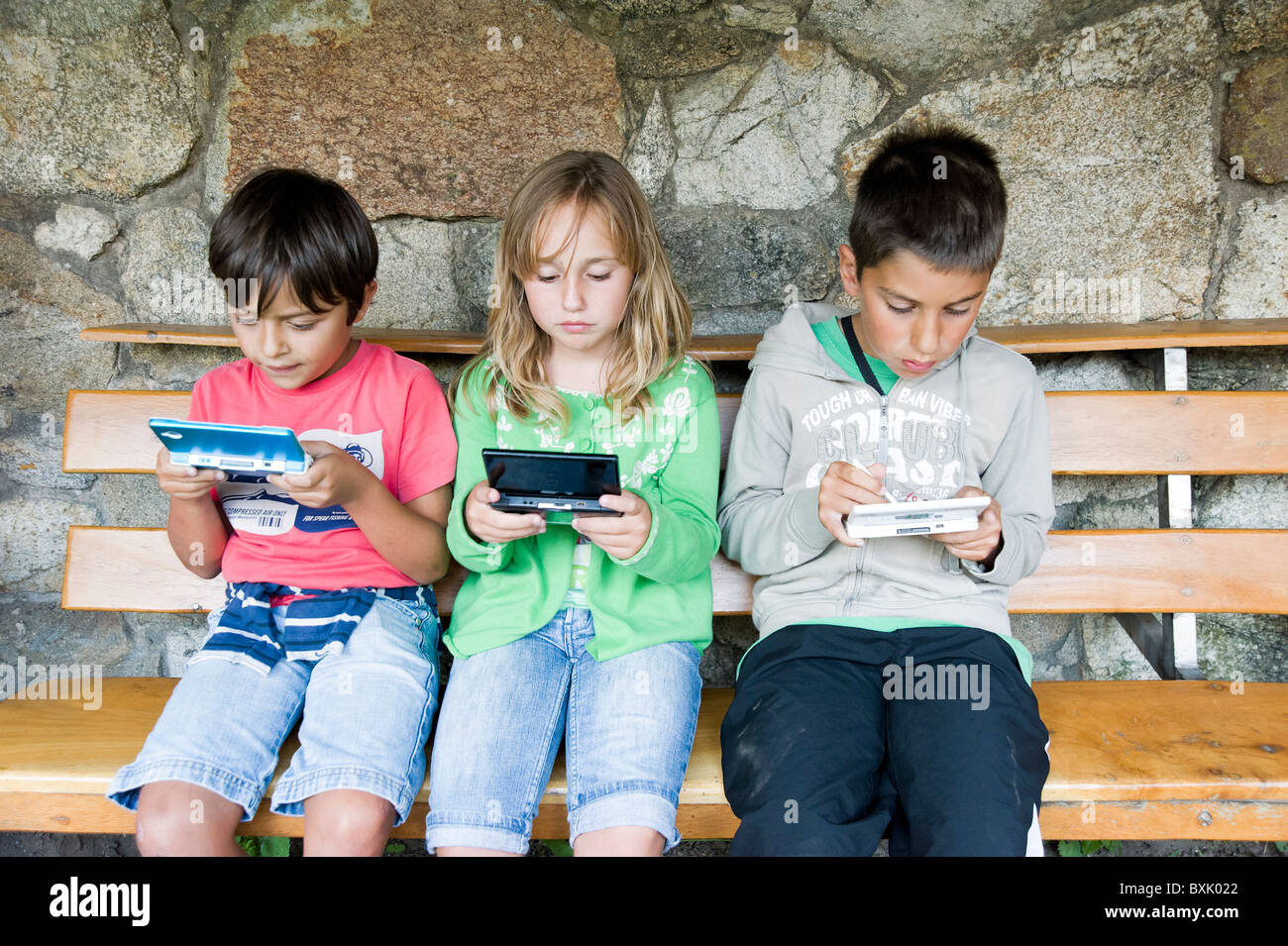 Kinder spielen auf Nintendo DS Handheld-Spielkonsole, Spanien Stockfoto