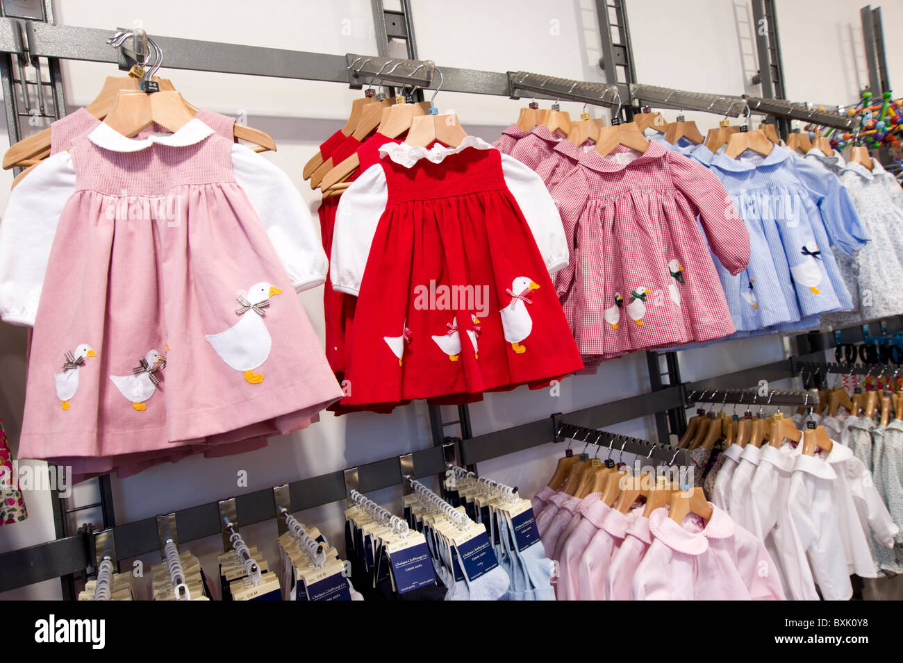 Kinder Kleidung Shop, England, UK Stockfoto