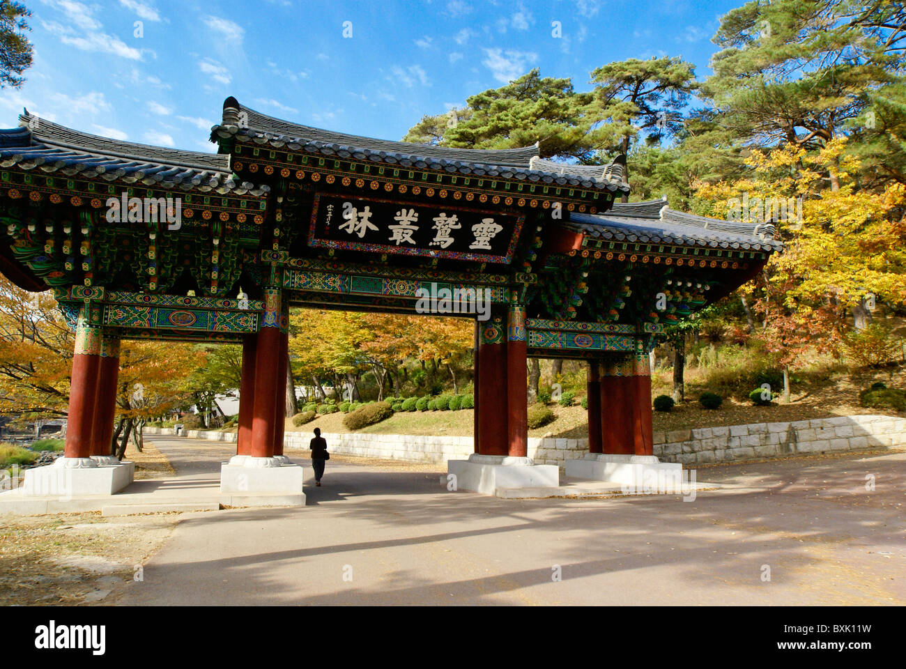 Tor zur Buddhastatue buddhistische Tempel, Südkorea Stockfoto