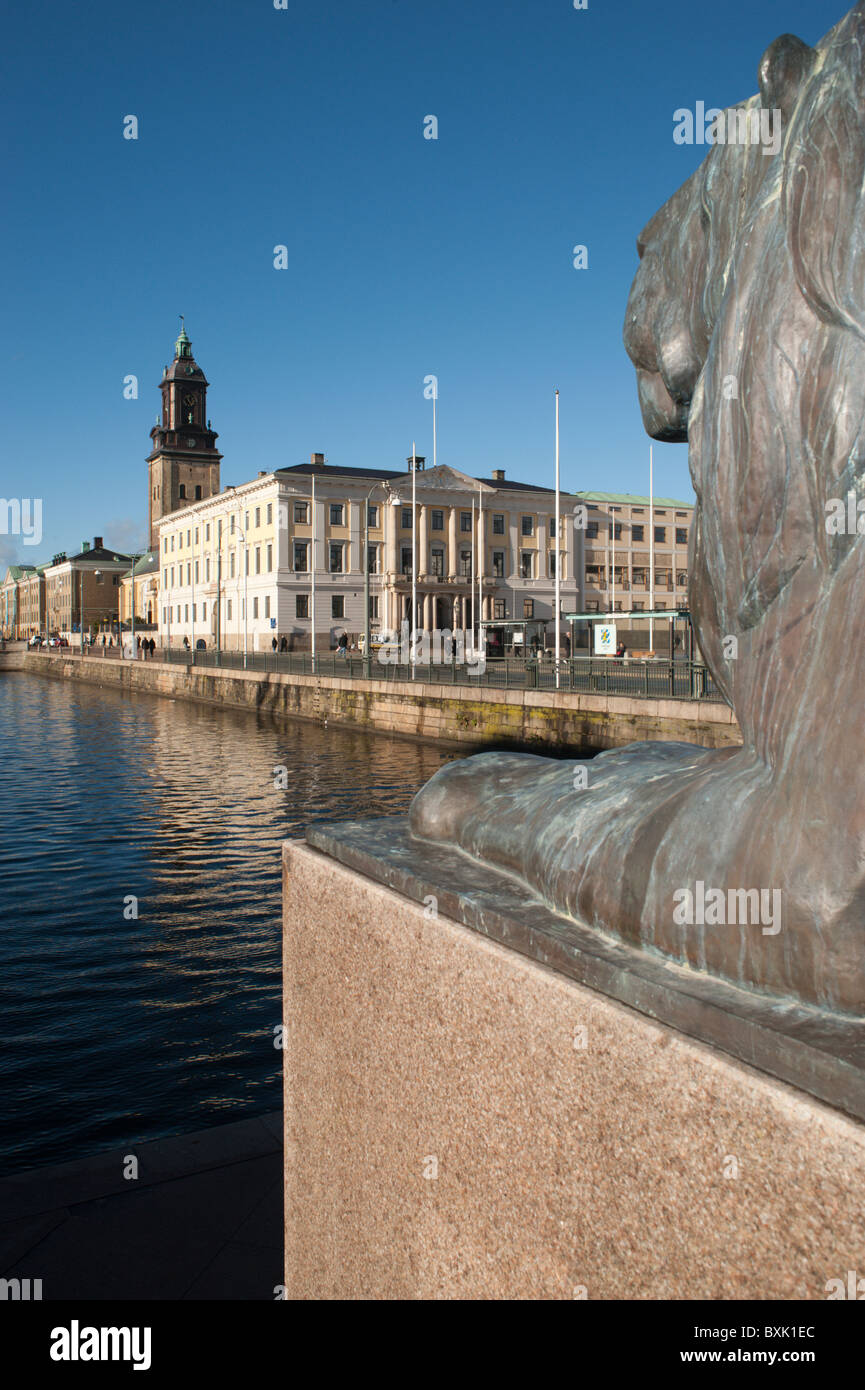 Göteborg, Schweden. Eine Statue eines Löwen blickt auf den Stora Hamnkanalen oder Stora Hamnøya Kanal im Zentrum Stadt. Stockfoto