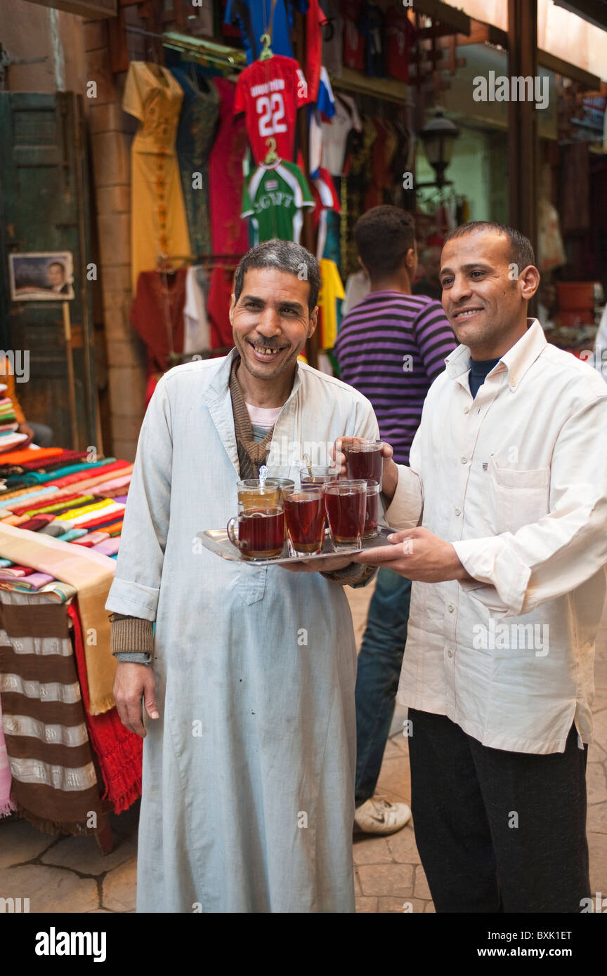 Teehändler auf dem El Souk Markt, Luxor, Ägypten. Stockfoto