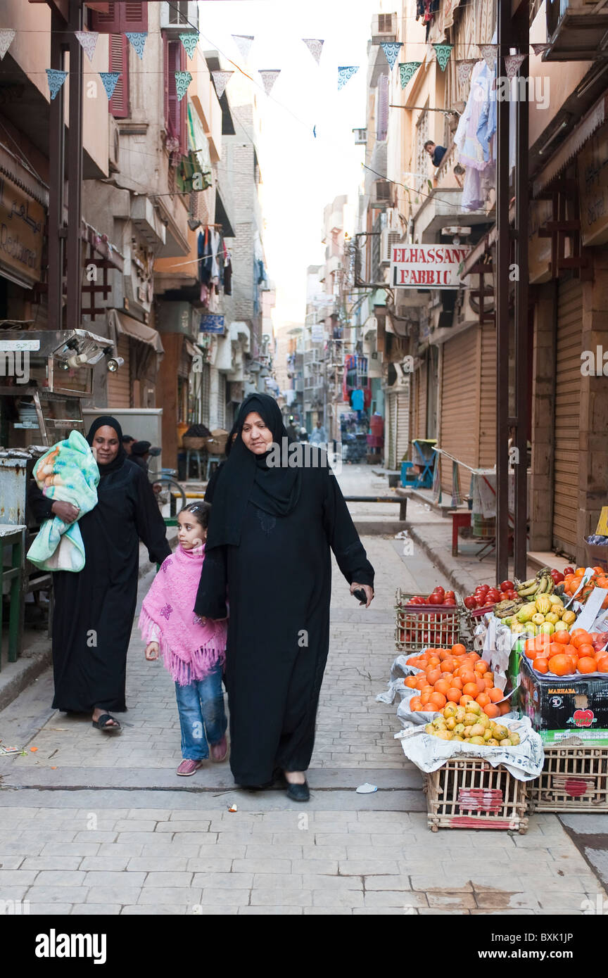 Ägypten, Luxor. Frauen tragen Hijab im El Souk Markt. Stockfoto