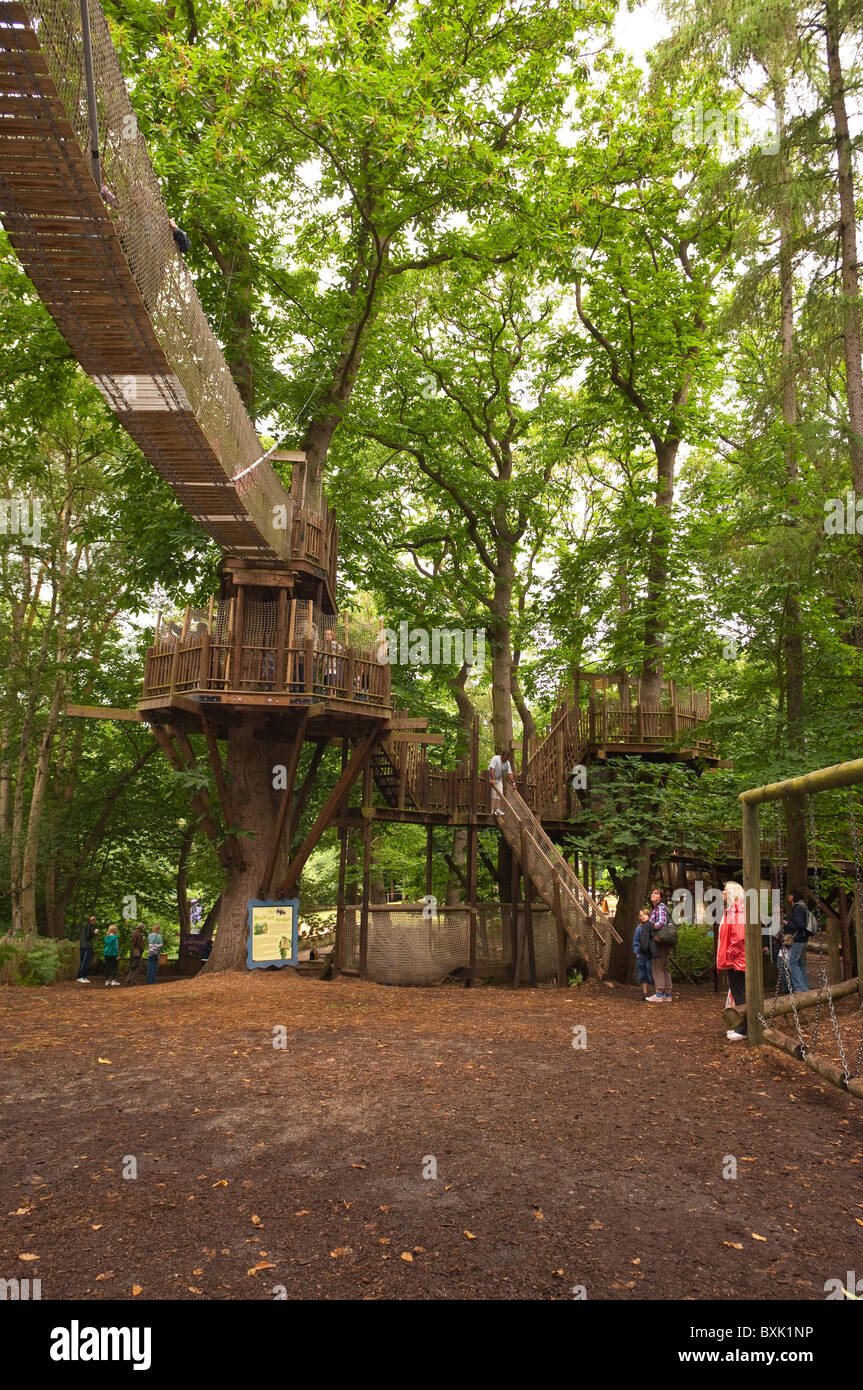 Besucher am Bewilderwood Abenteuerpark in Hoveton, Norfolk, England, Großbritannien, Uk Stockfoto