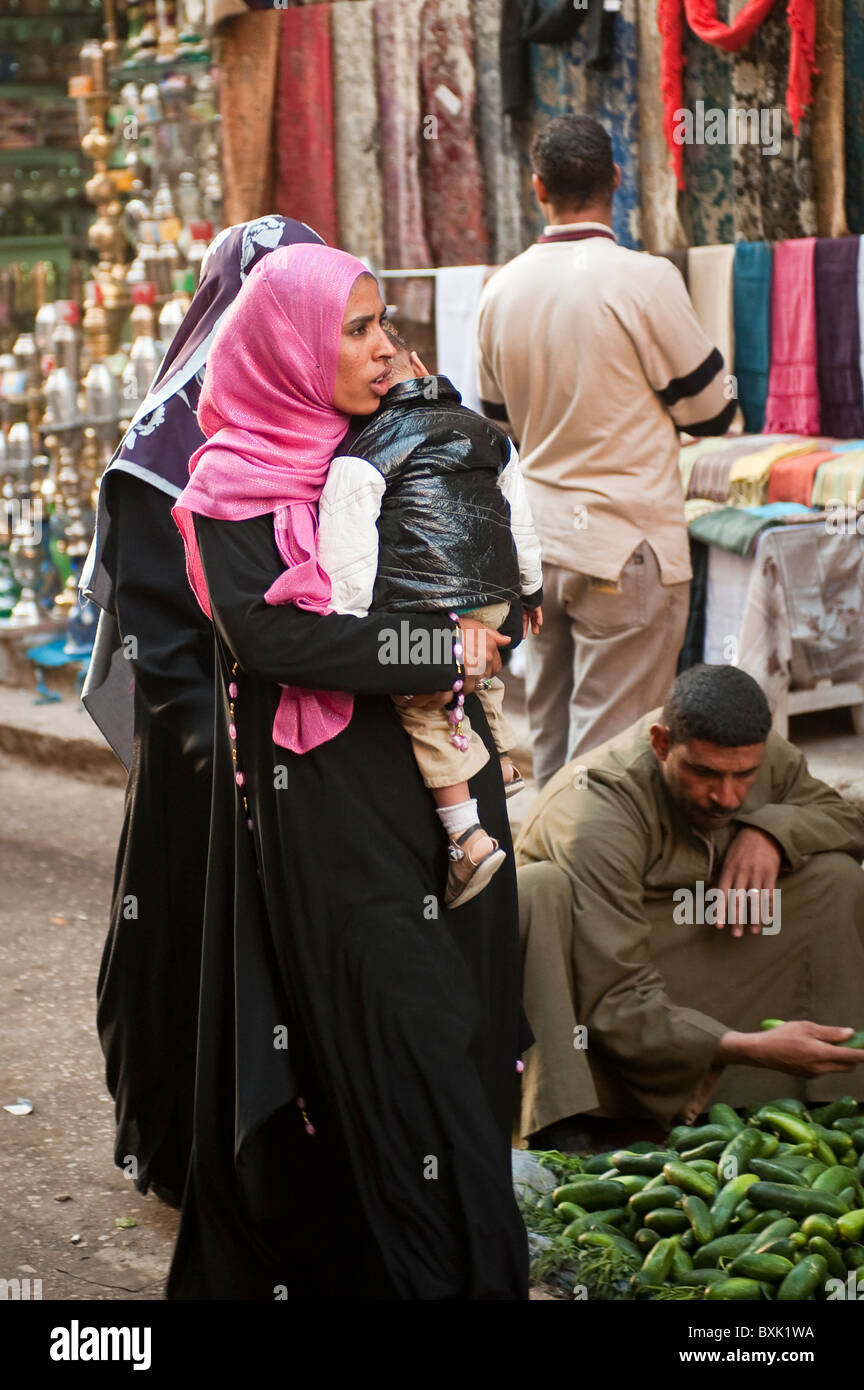 Ägypten, Luxor. Frau trägt Hijab im El Souk Markt. Stockfoto