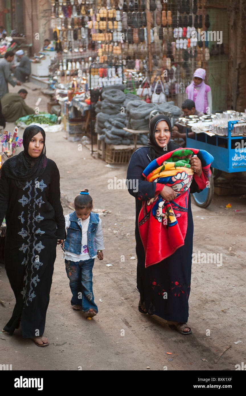 Ägypten, Luxor. Frau trägt Hijab im El Souk Markt. Stockfoto