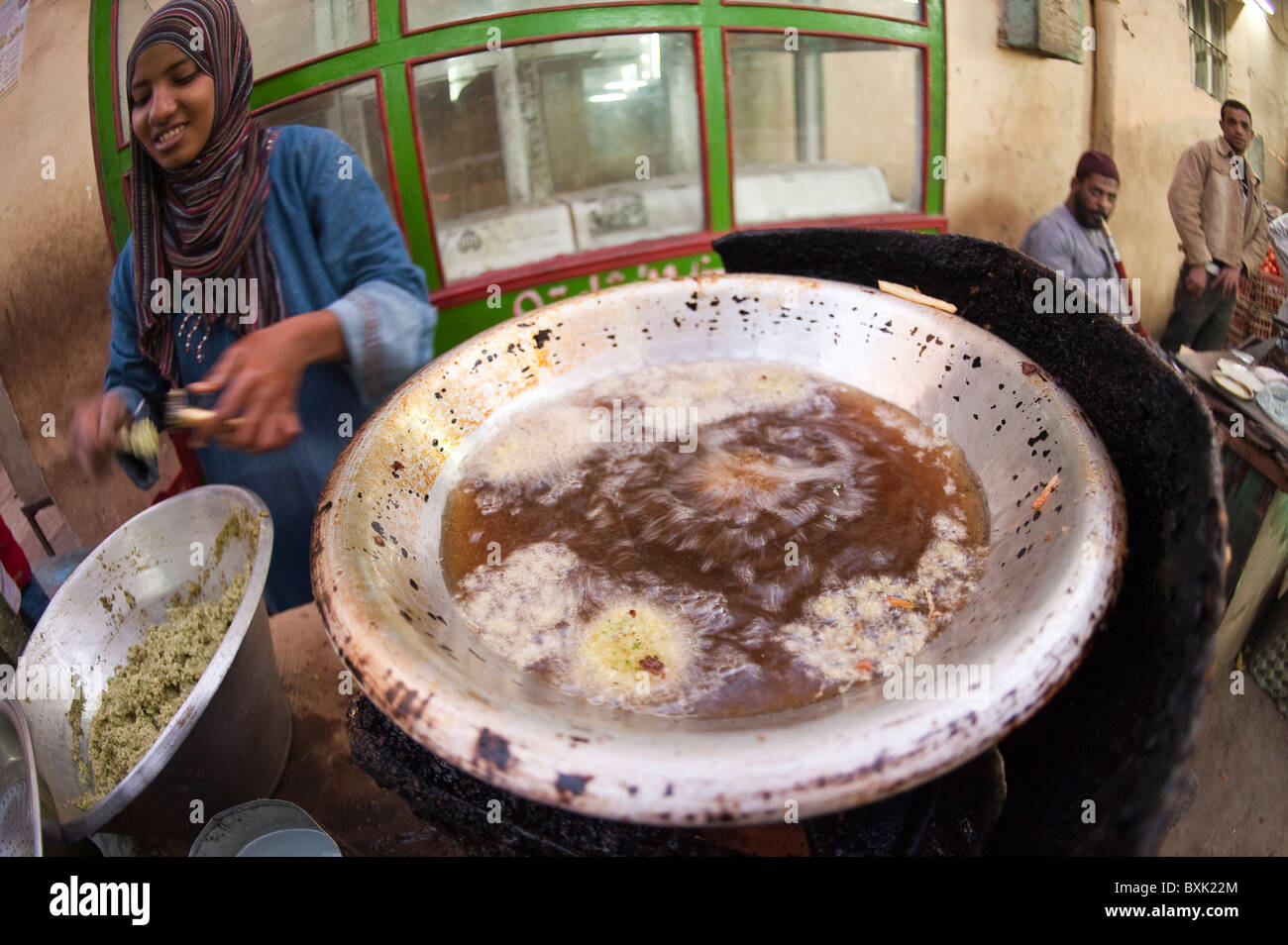 Ägypten, Luxor. Falafel Kochen in El Souk Markt. Stockfoto