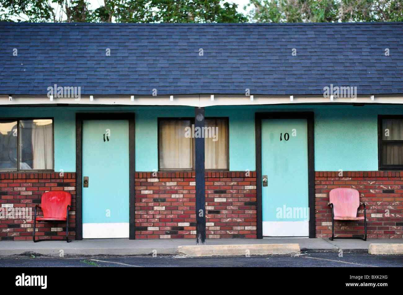 altes Motel mit Türen und bunte Stühle Stockfoto