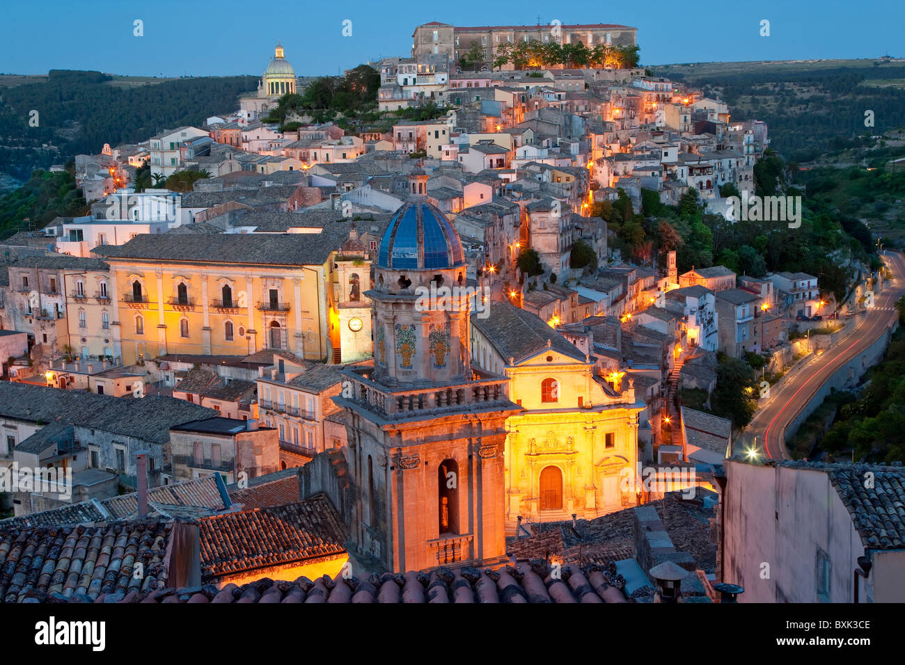 Ragusa bei Dämmerung, Sizilien, Italien Stockfoto