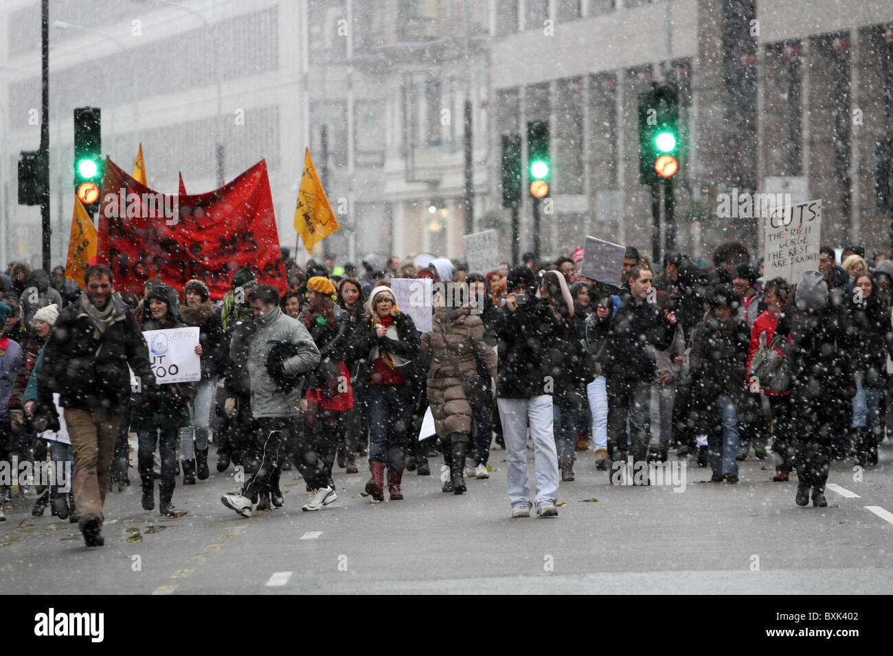 Englische Studenten Anti schneidet Protest durch die verschneiten Straßen von London. Stockfoto