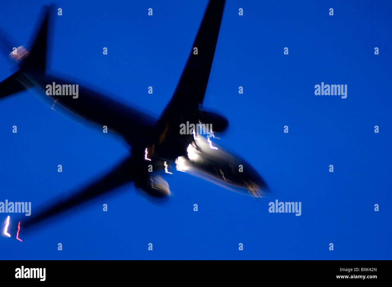 Bewegungsaufnahme von einer kommerziellen Düsenverkehrsflugzeug hereinkommen zu landen Stockfoto