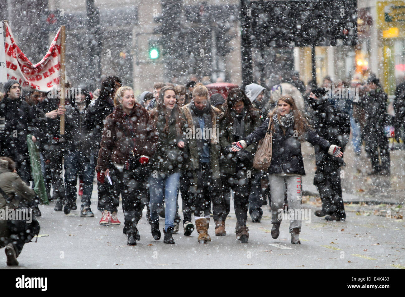 Englische Studenten Anti schneidet Protest durch die verschneiten Straßen von London. Stockfoto