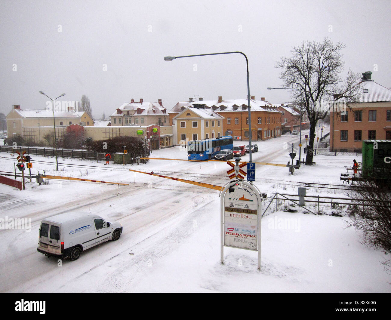 Bahnübergang im Zentrum von Mariestad, Schweden. Stockfoto
