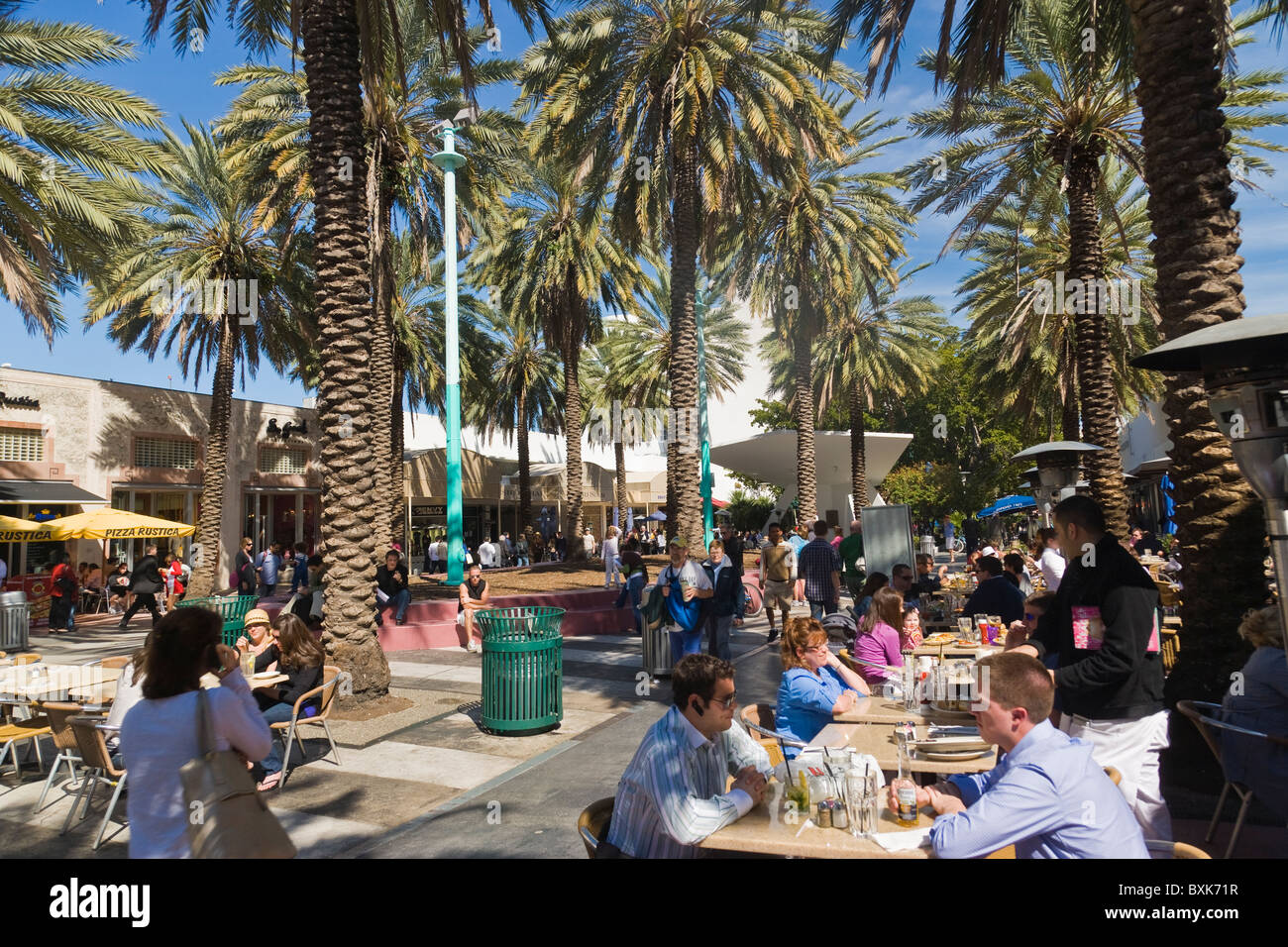 Menschen im Straßencafé, Lincoln Road, Miami Beach, Florida Stockfoto