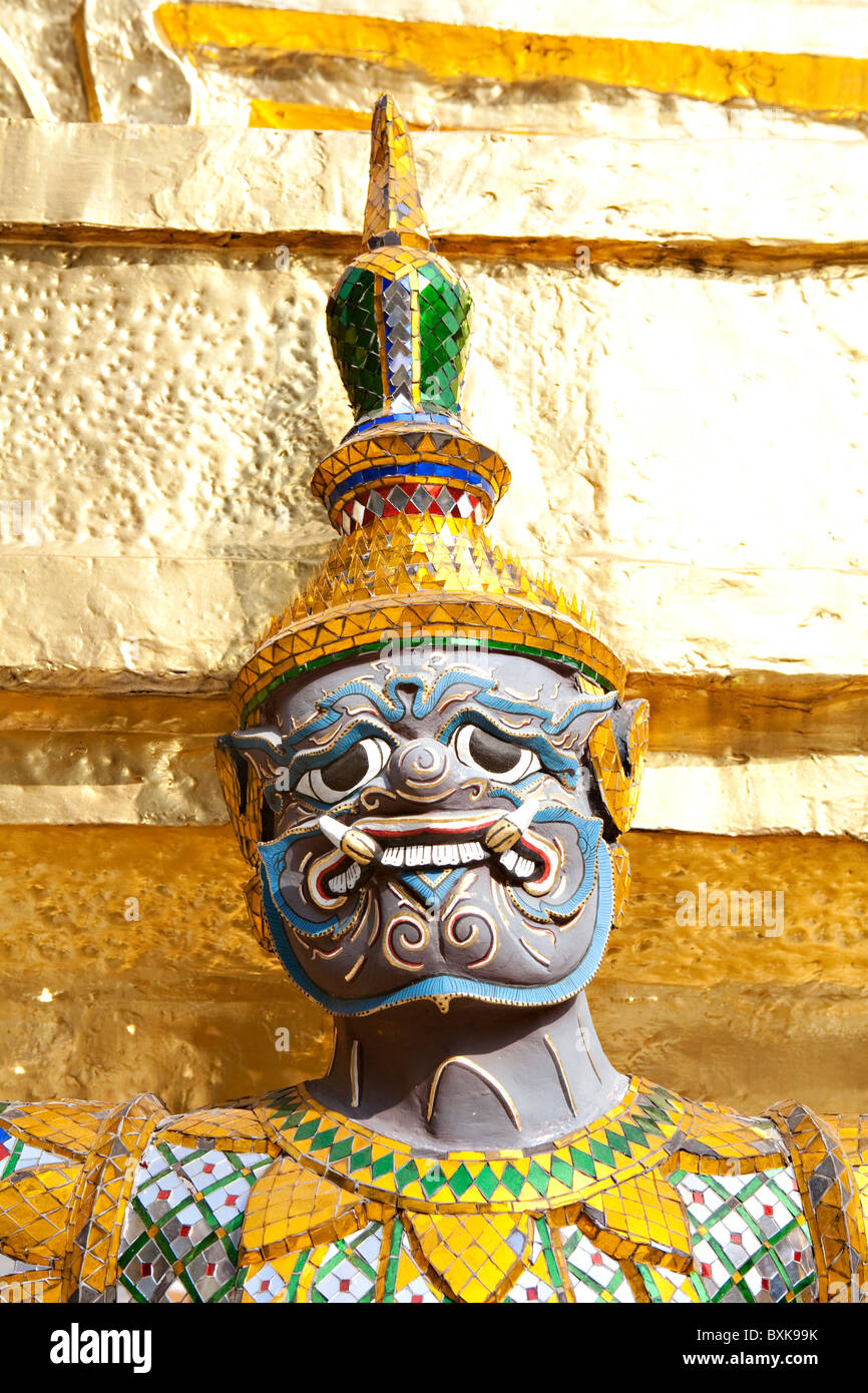 Statuen Figuren aus dem Ramakien-Epos wie Affen und Dämonen, die Unterstützung der goldenen Phra Chedi im Wat Phra Kaew Stockfoto