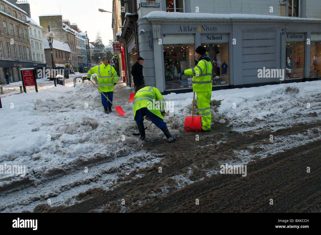 Männer arbeiten, um die Straßen von starkem Schneefall zu löschen Stockfoto