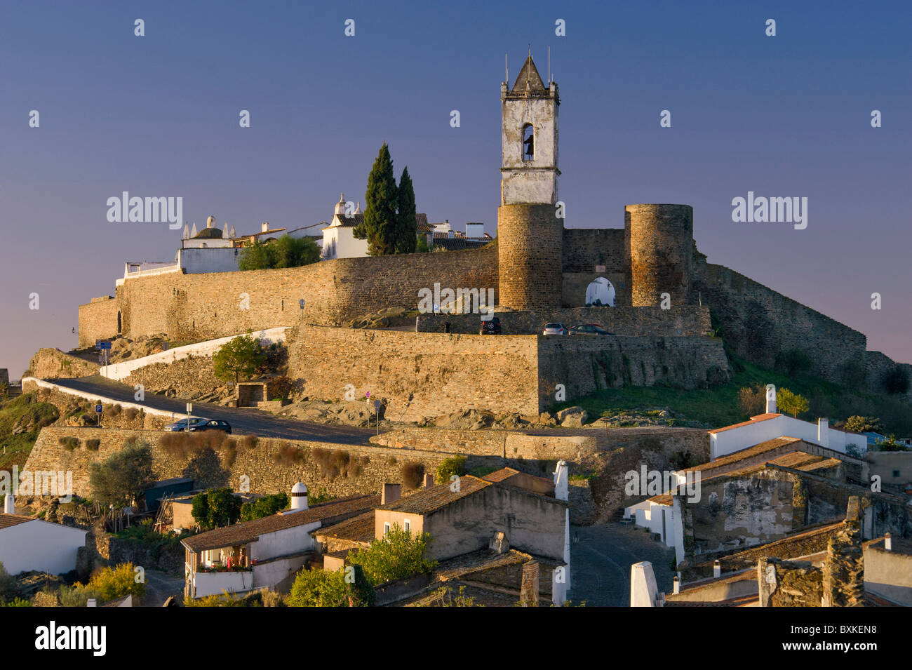 Alentejo, die mittelalterlichen Mauern umgebene Stadt Monsaraz Stockfoto