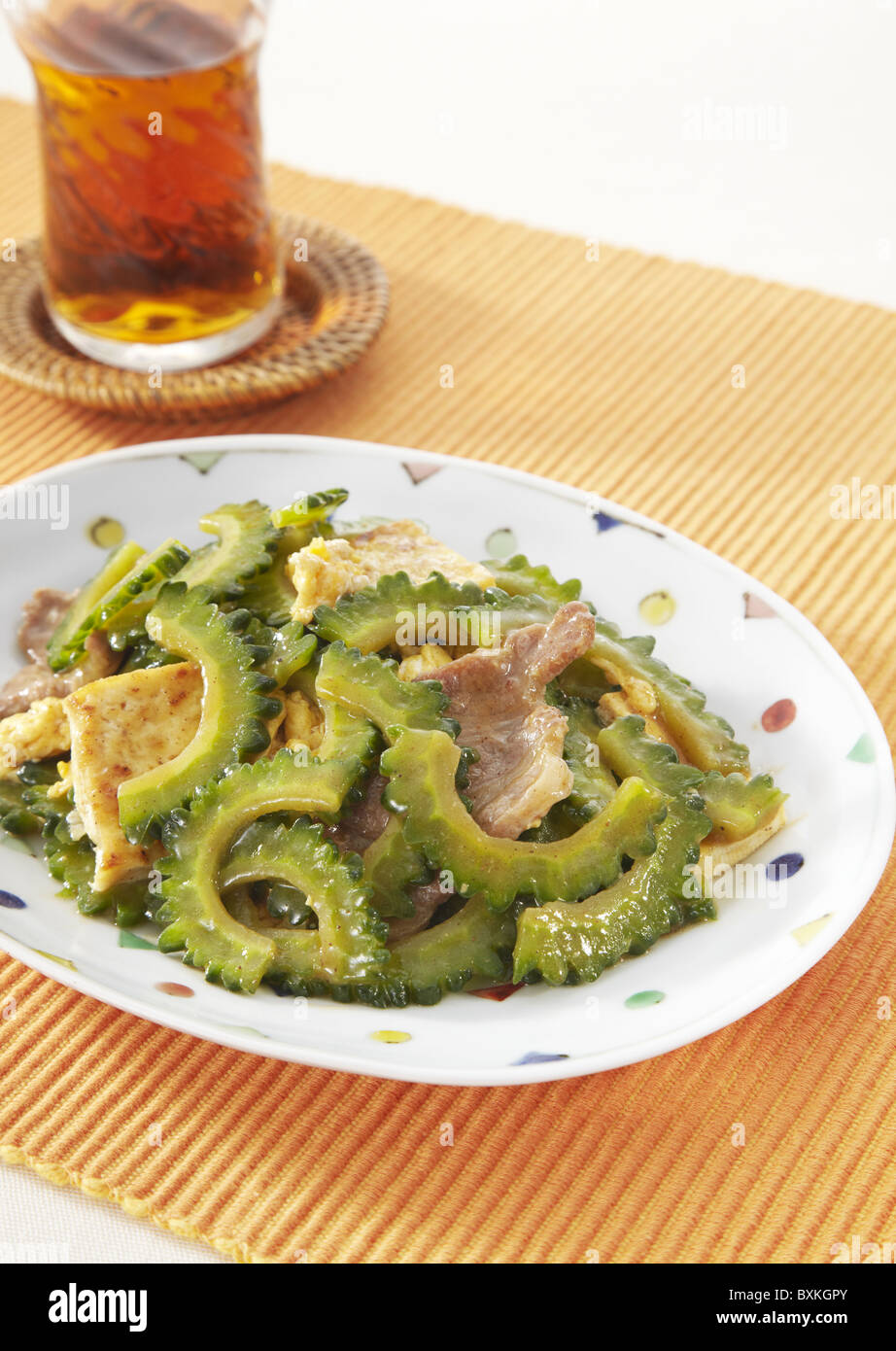 Goya Chanpuru, gebratenes Tofu und Gemüse Stockfoto