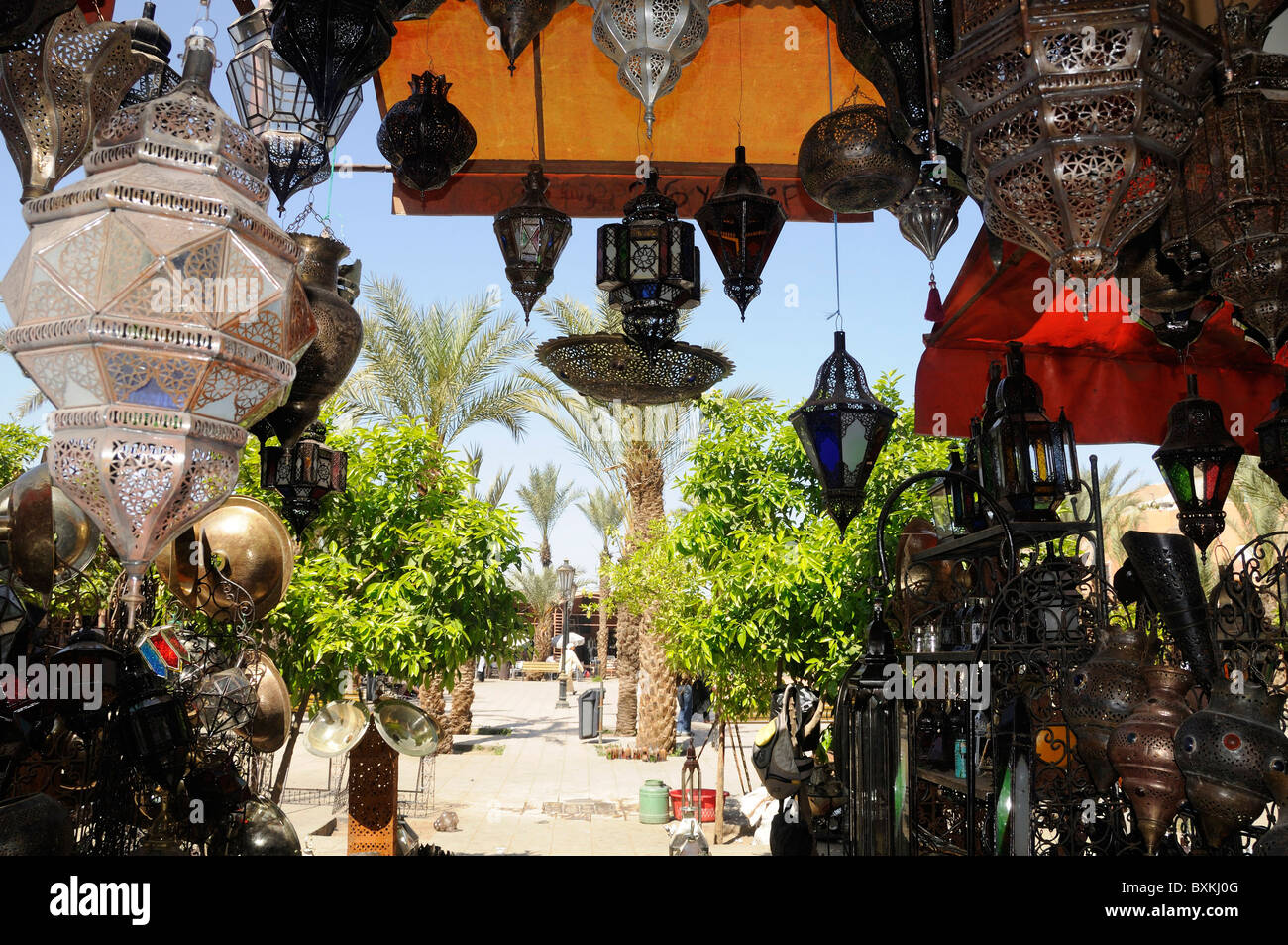 Lampe-Stall mit Blick auf Place Ferblantiers wo Skiled Messing und Eisen Arbeiter hausieren ihre waren in Marrakesch Stockfoto