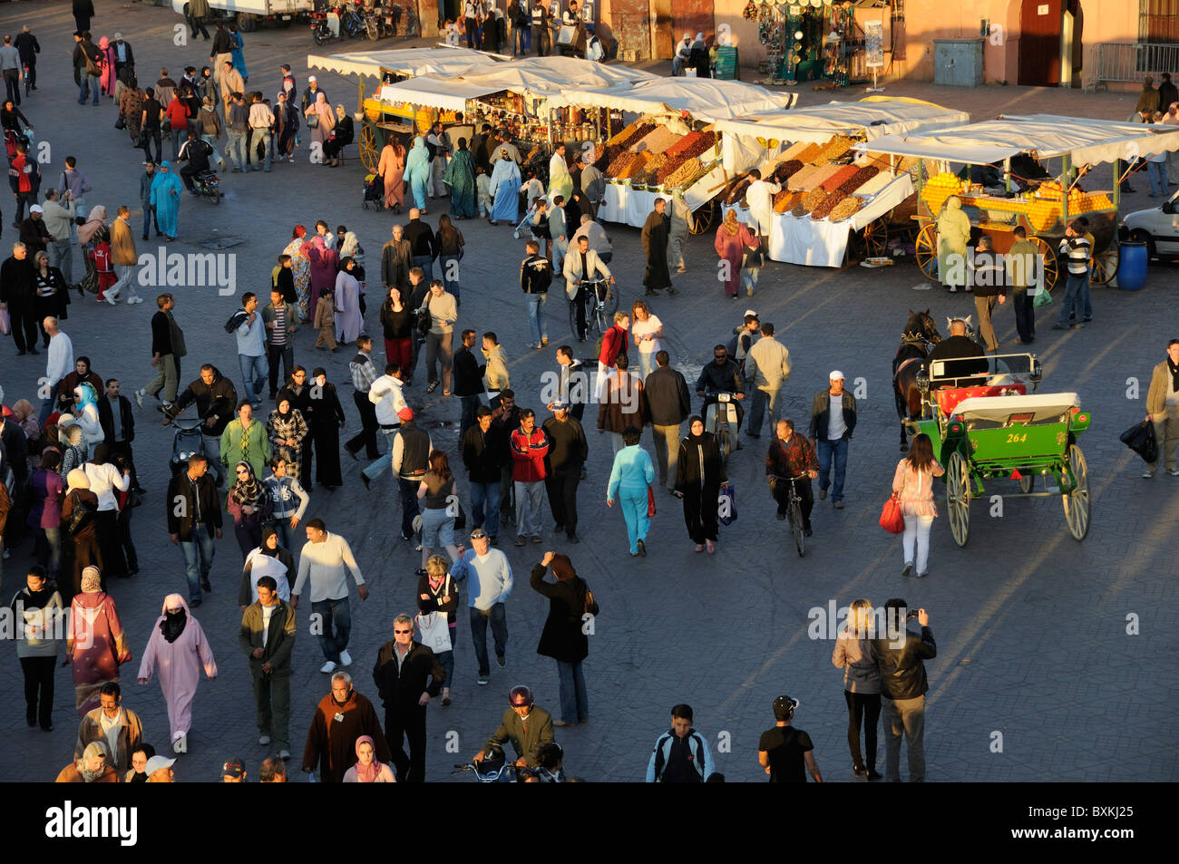 Massen & Trockenfrüchte Stände Tagung beschäftigt Djemaa el-Fna Platz in Marrakesch Stockfoto