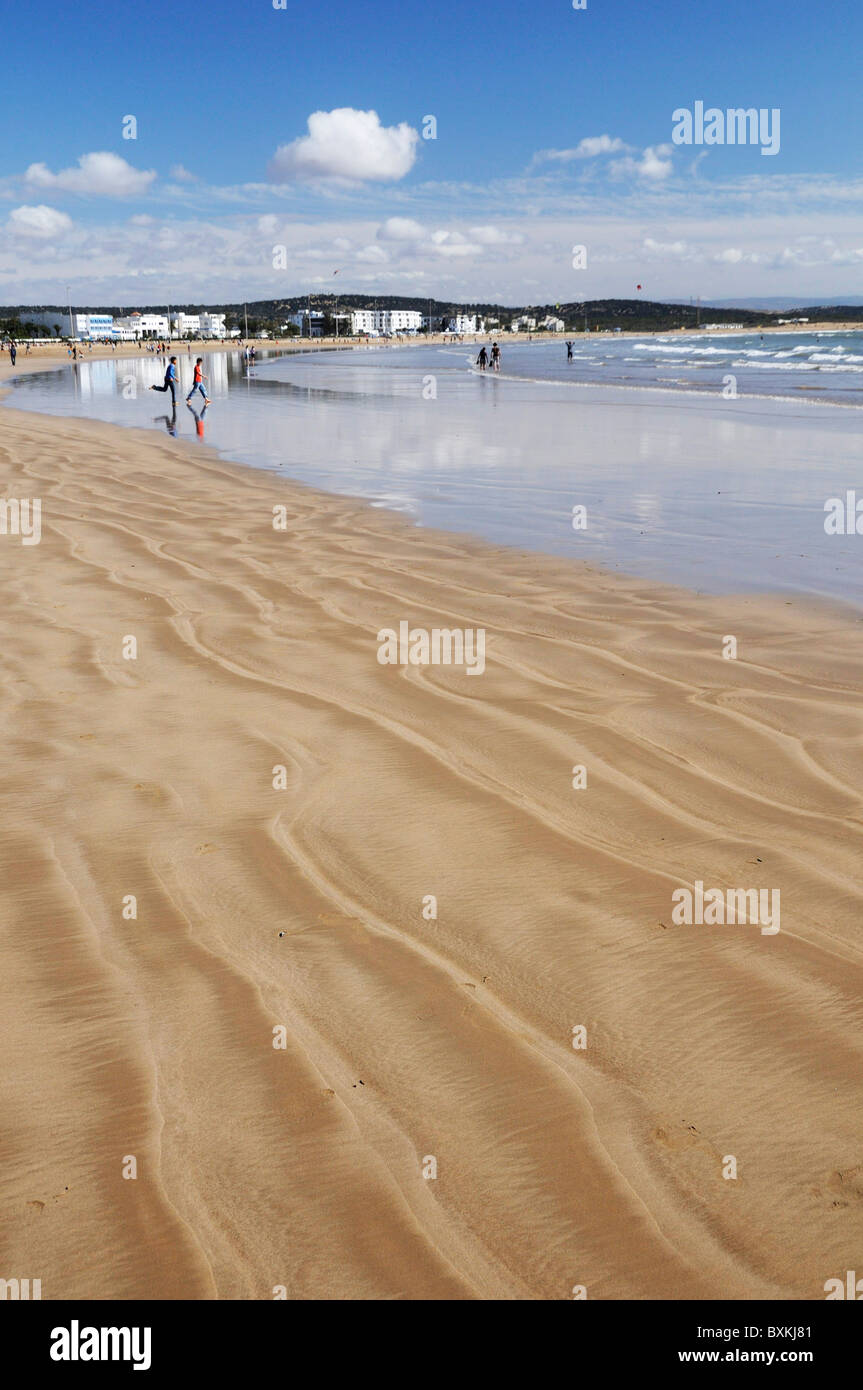 Strand-Szene mit Cloud Reflexionen auf Sand, Essaouira Stockfoto
