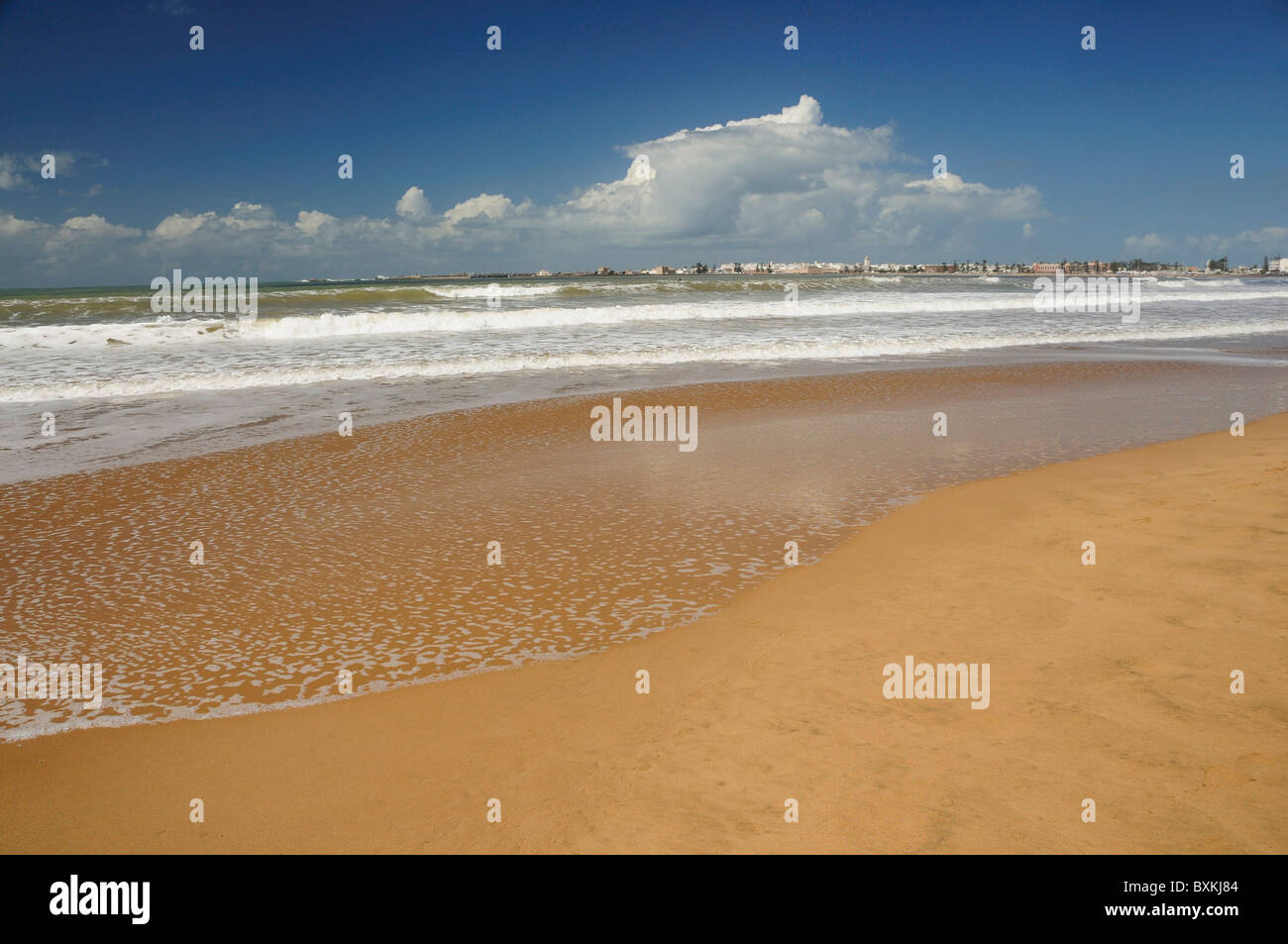 Sandy Beach & Blick in Richtung Stadt Stockfoto