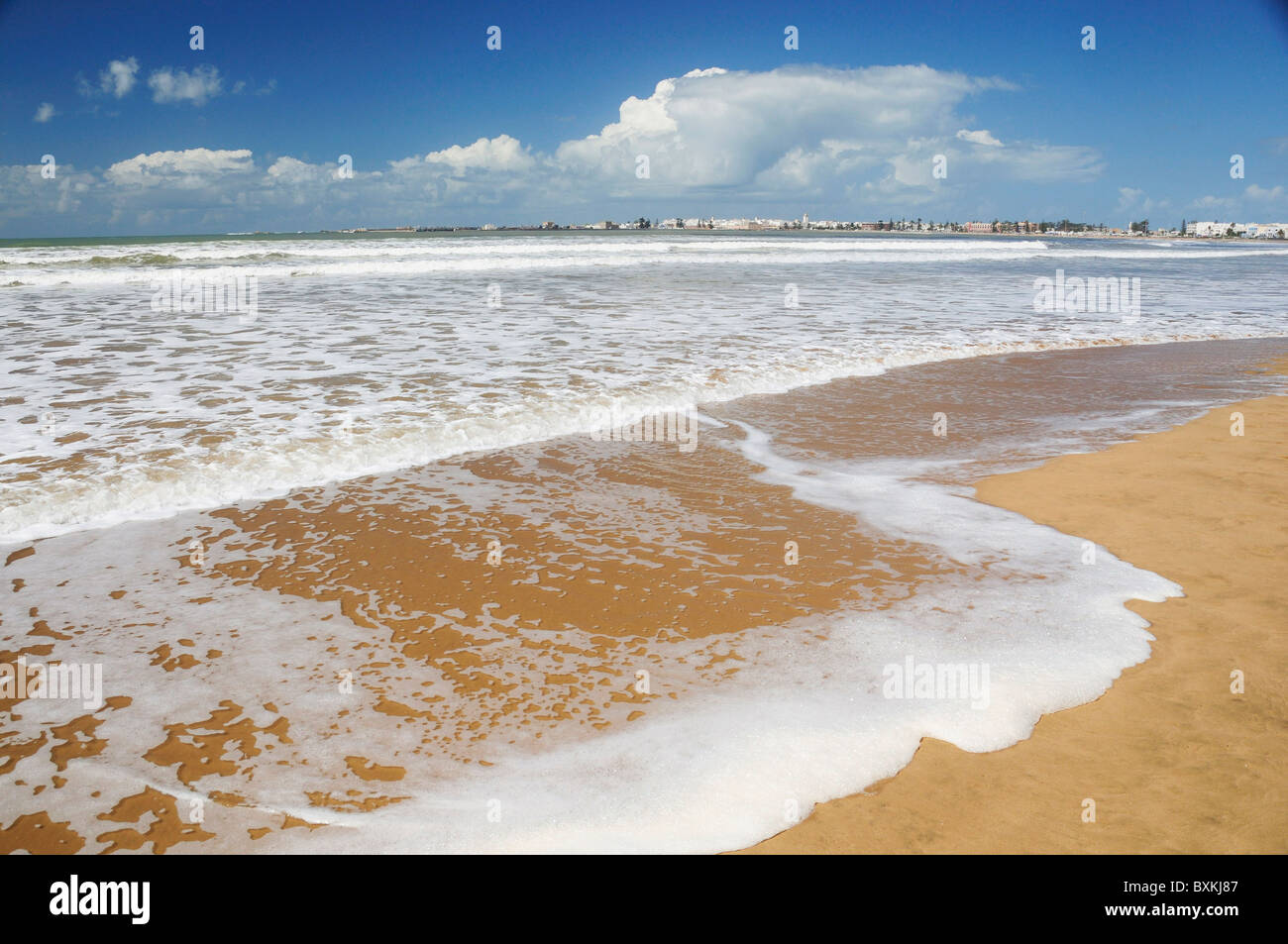 Sandy Beach & Blick in Richtung Stadt Stockfoto