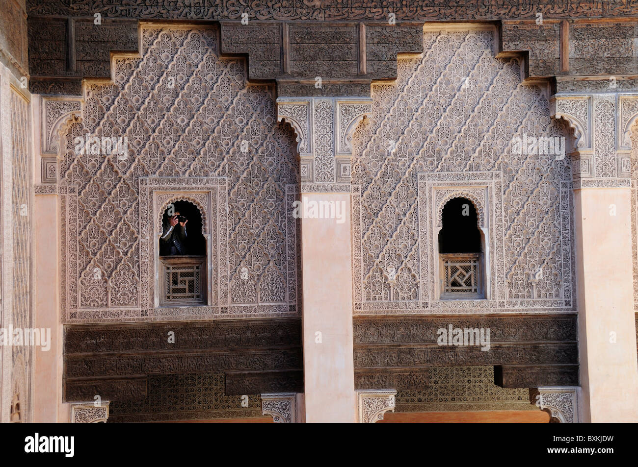 Obere Etage Schlafsaal Fenster an Ben Youssef Medersa Stockfoto