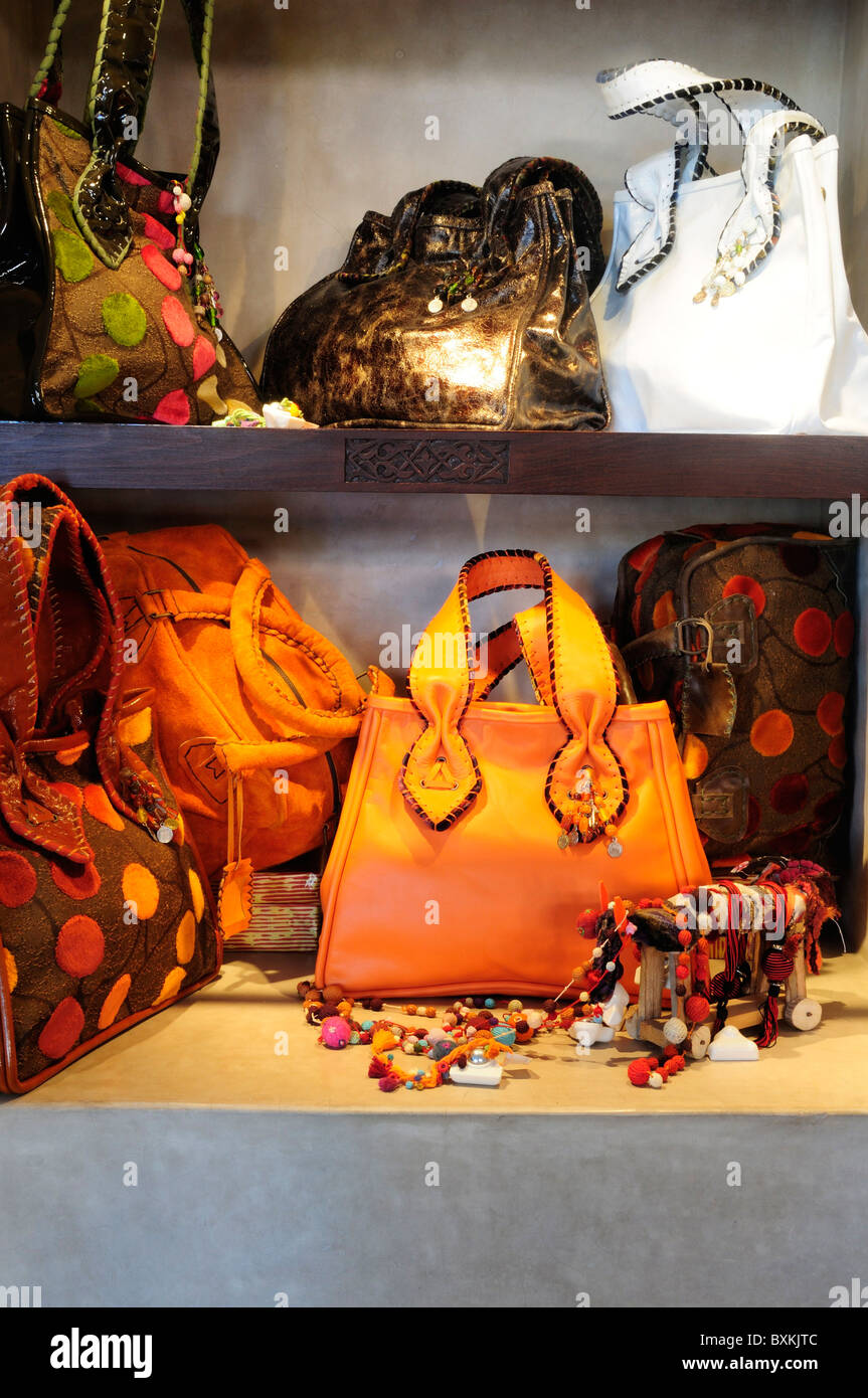 Ledertasche & Schmuck zum Verkauf in Intensite Nomade auf rue De La Liberte  im Bereich Gueliz Marrakech Stockfotografie - Alamy