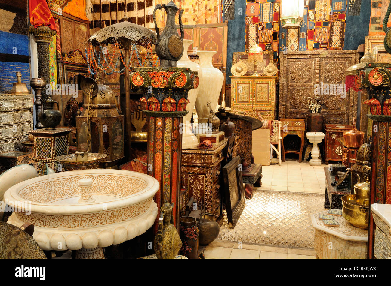 Antiquitäten-Emporium mit vielen Artikeln zum Verkauf in La Porte d ' or, Souk Smarine in Marrakesch Stockfoto