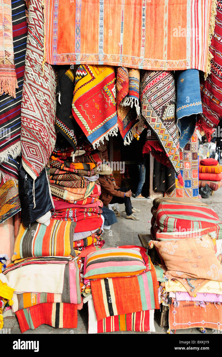 Teppich für den Verkauf auf Markt Stände am Souk La Criee Berbere auf Rahba Kedima in Marrakesch Stockfoto