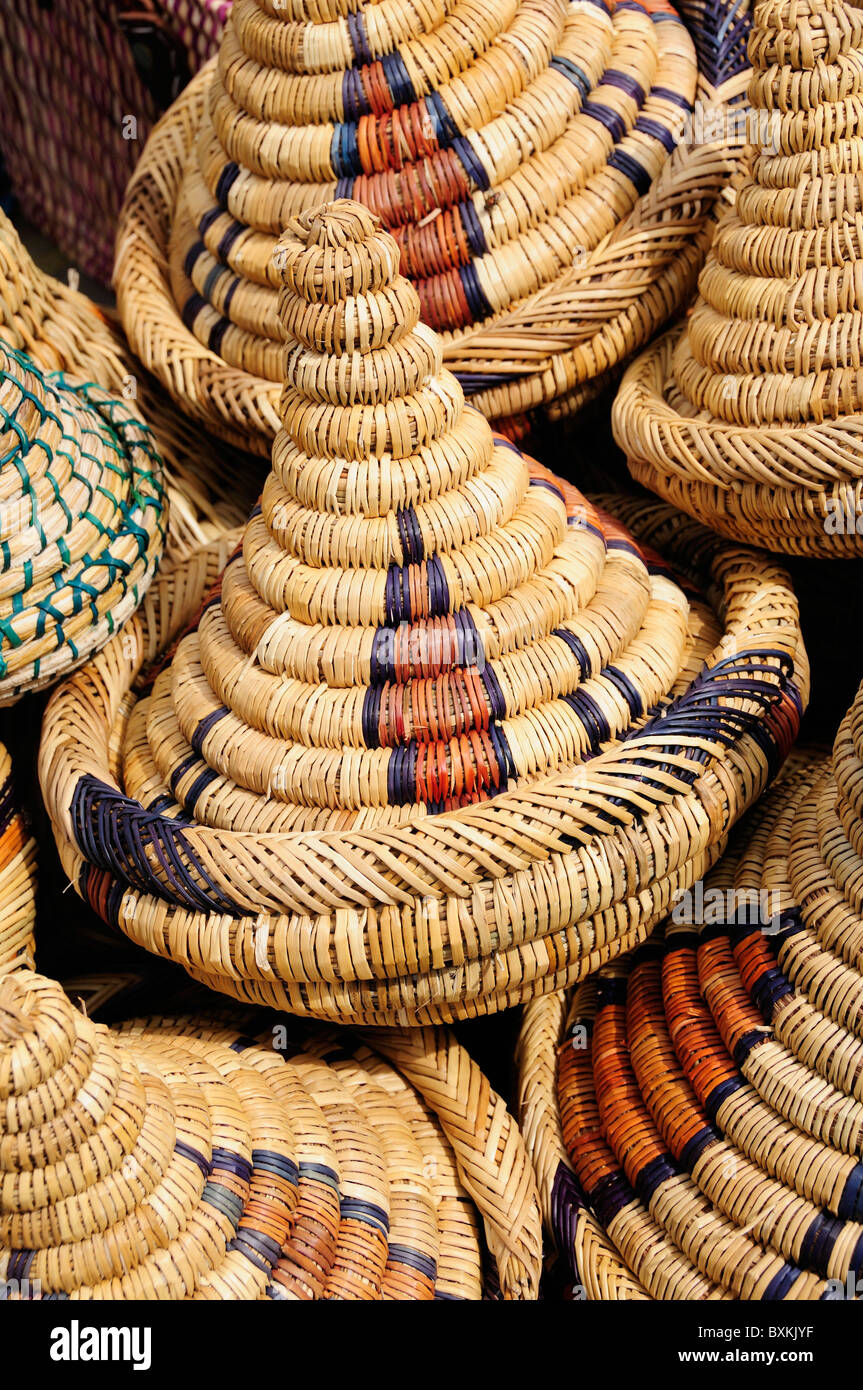 Grass Tajines für den Verkauf auf Rahba Kedima in Marrakesch Stockfoto