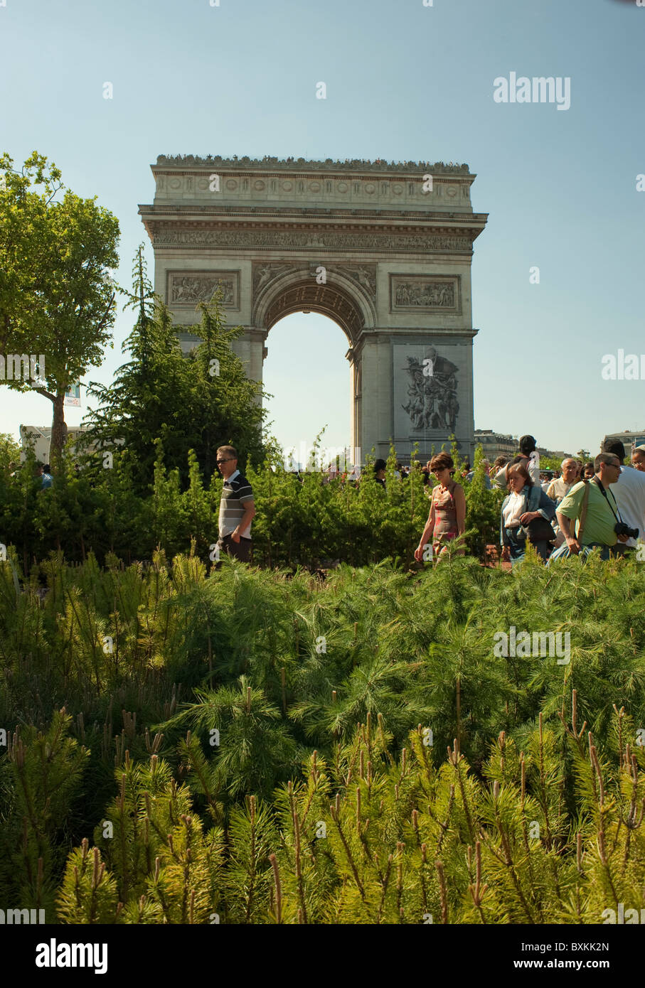 Paris, Frankreich, Menschen besuchen Champs-Elysees Garden Event, Landschaft mit Arc de Triomphe Stockfoto