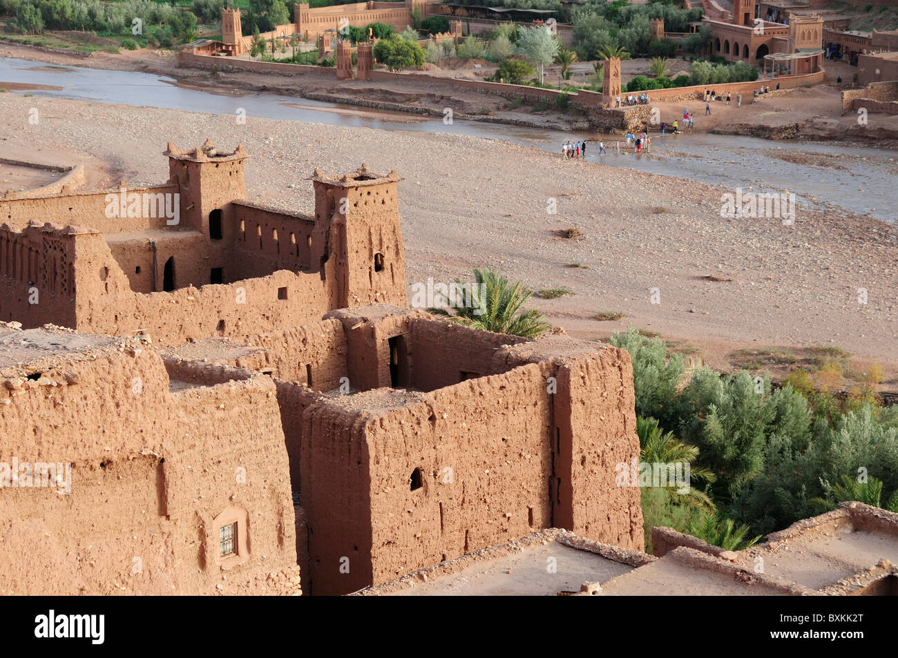 Ansicht von oben Kasbah blickte auf Kasbah Ait Benhaddou Asif Mellah Fluss überquert und Menschen Stockfoto