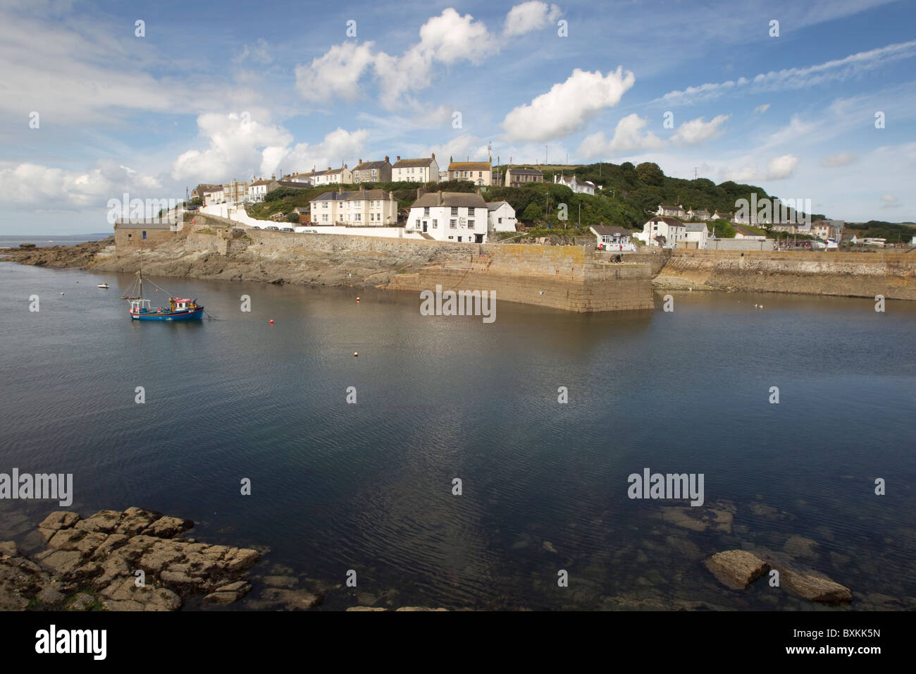 Blick auf Porthleven Hafen (Hafen), Cornwall, UK Stockfoto